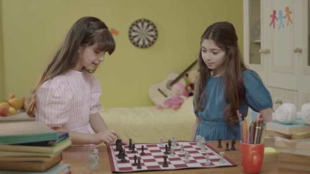 Portrait Smart Little Girls Playing Chess Room Development Logical Thinking — Αρχείο Βίντεο