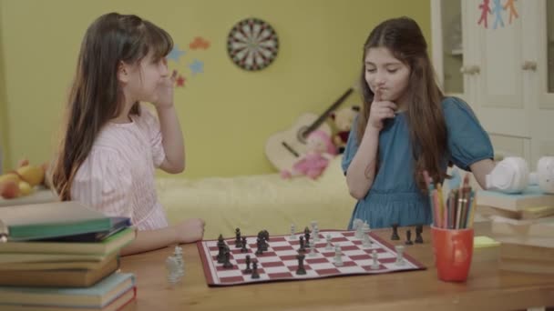 Portrait Smart Little Girls Playing Chess Room Development Logical Thinking — Stockvideo