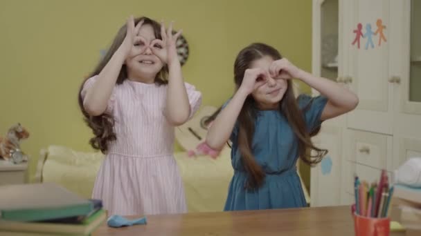 Портрет Щасливих Маленьких Дівчат Роблять Смішні Обличчя Позують Своїй Кімнаті — стокове відео