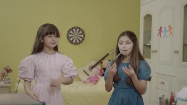 Маленькие Девочки Веселятся Вместе Танцуя Своей Комнате Дома Счастливые Девочки — стоковое видео