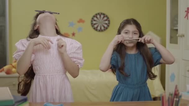 Маленькі Дівчата Розважаються Разом Танцюючи Своїй Кімнаті Вдома Щасливі Дівчата — стокове відео