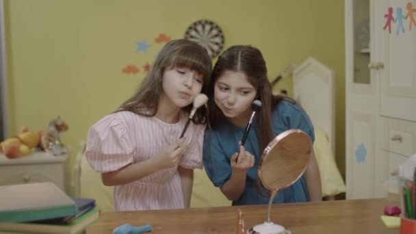 Маленькі Дівчата Розважаються Разом Своїх Кімнатах Вдома Застосовуючи Макіяж Щасливі — стокове відео