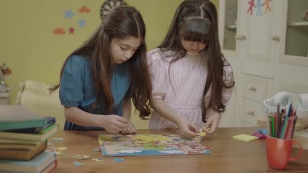 Two Beautiful Sisters Friends Doing Puzzles Home Children Teach Each — Vídeo de stock