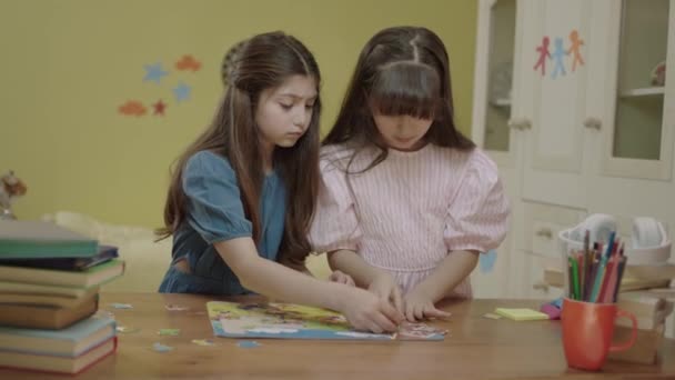 Two Beautiful Sisters Friends Doing Puzzles Home Children Teach Each — 图库视频影像