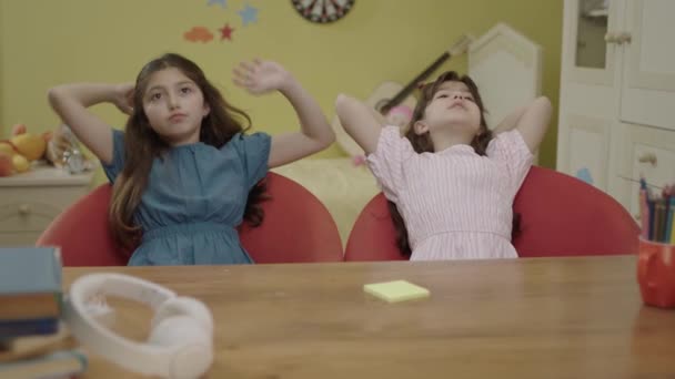 Małe Piękne Słodkie Dziewczyny Bieli Siedzą Przy Stole Pokoju Swoich — Wideo stockowe
