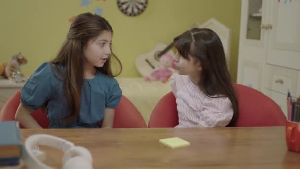 흰색의 아름다운 소녀들 테이블에 아이들의 방에서 대화를 나누고 있습니다 사랑하는 — 비디오