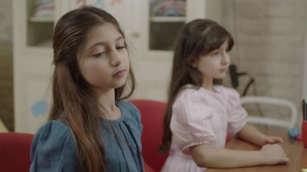 Kleine Hübsche Und Süße Mädchen Weiß Sitzen Tisch Kinderzimmer Und — Stockvideo