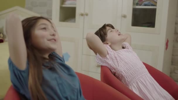 Malé Krásné Roztomilé Dívky Bílém Sedí Stolu Dětském Pokoji Povídají — Stock video