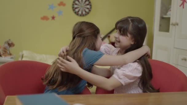Смеющиеся Маленькие Девочки Проводят Время Вместе Детской Лучшие Друзья Обнимаются — стоковое видео