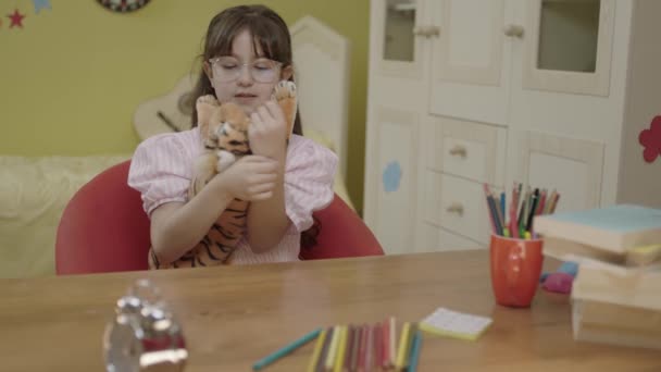 Den Lilla Flickan Leker Med Leksakstiger Hemma Ensam Liten Flicka — Stockvideo
