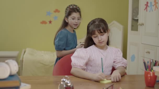 Любляча Маленька Дівчинка Закриває Очі Свого Дорогого Друга Який Робить — стокове відео