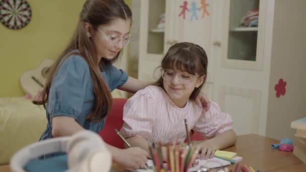 Люблячі Дівчата Роблять Шкільну Роботу Разом Своїй Кімнаті Дві Розумні — стокове відео