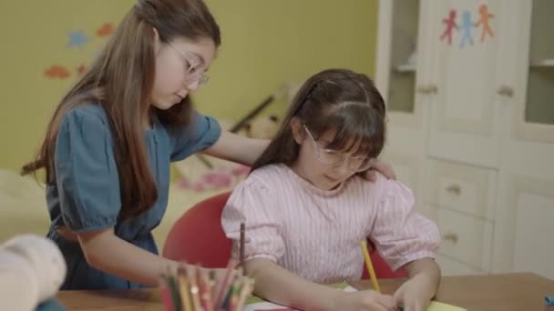 Las Chicas Cariñosas Hacen Trabajo Escolar Juntas Habitación Dos Niñas — Vídeo de stock