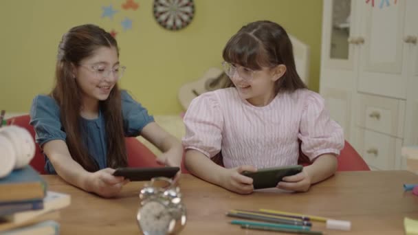Små Jentevenner Som Spiller Nettspill Med Smarttelefoner Hjemme Internettavhengighet Barn – stockvideo
