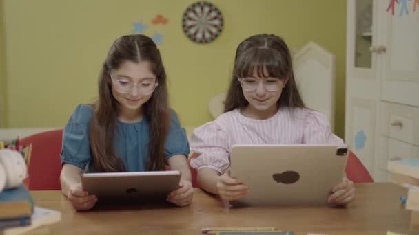 Små Jentevenner Som Leker Nettspill Med Nettbrett Hjemme Barnehagen Barneavhengighet – stockvideo