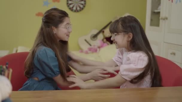 Kleine Hübsche Und Süße Mädchen Weiß Sitzen Tisch Kinderzimmer Und — Stockvideo