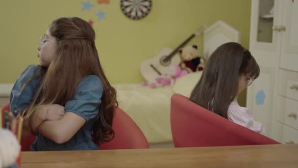 Две Маленькие Девочки Дерутся Друг Другом Своей Комнате Девушки Которые — стоковое видео