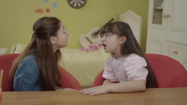 Две Маленькие Девочки Дерутся Друг Другом Своей Комнате Девушки Которые — стоковое видео