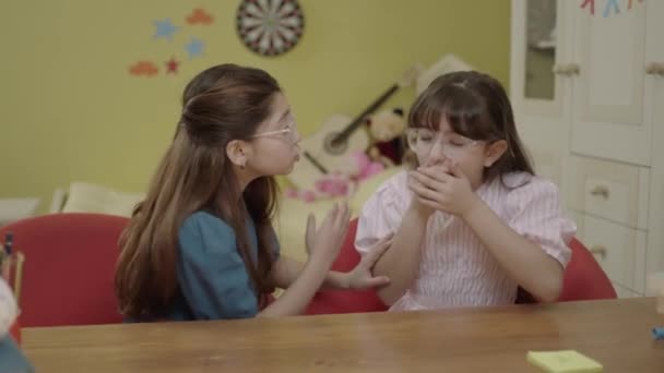 Маленькі Милі Дівчата Столом Своїй Кімнаті Маленька Дівчинка Жорстоко Кашляє — стокове відео