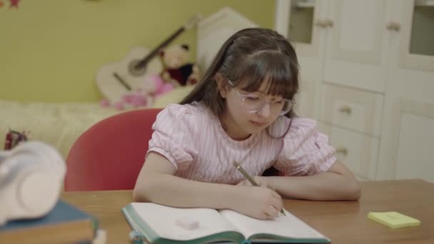 Smart Skolejente Som Lærer Skrive Gjør Mattelekser Sitter Hjemme Portrett – stockvideo