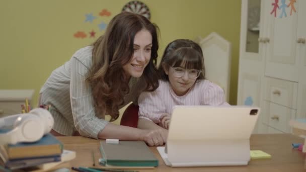 Akıllı Ilkokul Çocuğu Tablet Bilgisayarla Matematik Ödevi Yapıyor Masa Başında — Stok video