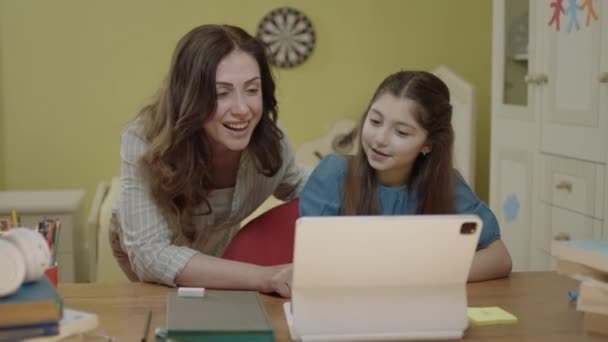 Slimme Basisschool Meisje Die Wiskunde Huiswerk Maakt Met Tablet Computer — Stockvideo