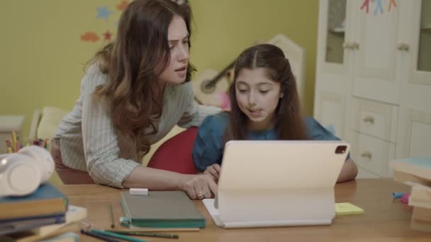 Intelligente Grundschülerin Macht Mathe Hausaufgaben Mit Tablet Computer Sitzt Heimischen — Stockvideo