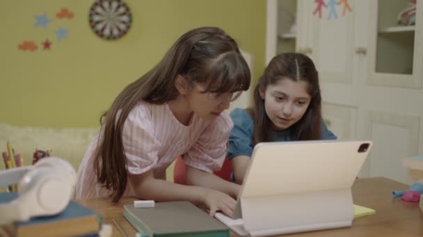Smarte Skolejenter Som Gjør Mattelekser Med Nettbrett Sitter Hjemme Små – stockvideo