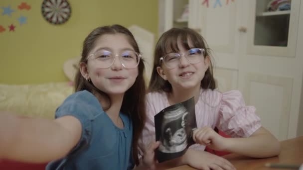 Little Girls Holding Image Unborn Sibling Ultrasound Girls Take Selfie — Stok video