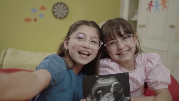Little Girls Holding Image Unborn Sibling Ultrasound Girls Take Selfie — 비디오