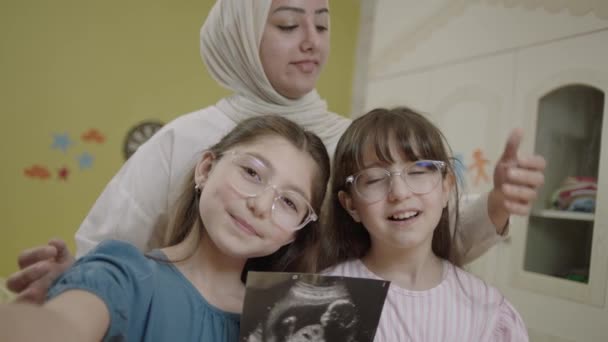 Little Girls Holding Image Unborn Sibling Ultrasound Girls Take Selfie — Vídeos de Stock