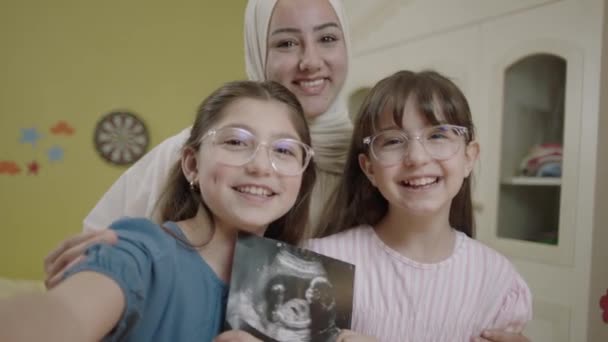 Маленькі Дівчата Тримають Зображення Ненароджених Братів Сестер Від Ультразвуку Дівчата — стокове відео