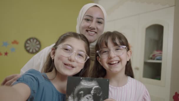 Little Girls Holding Image Unborn Sibling Ultrasound Girls Take Selfie — Vídeo de stock