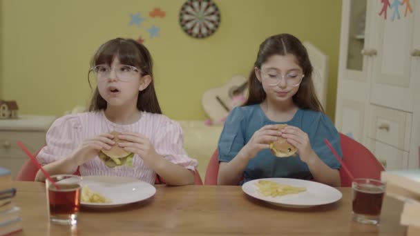 Little Girls Doing School Homework Eating Hamburgers Little Kids Take — Vídeo de stock