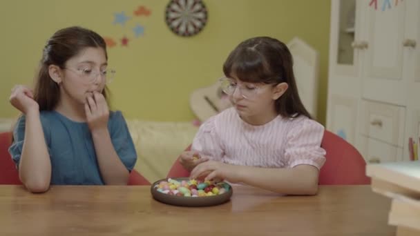 Små Piger Tager Pause Fra Skole Lektier Spise Farverige Slik – Stock-video