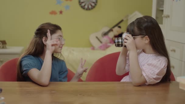 Małe Piękne Słodkie Dziewczyny Siedzą Przy Stole Pokoju Dziecinnym Robią — Wideo stockowe