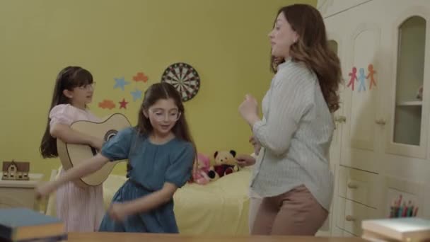 Fetița Prietena Distrează Mama Lor Acasă Fata Cântă Chitară Prietena — Videoclip de stoc
