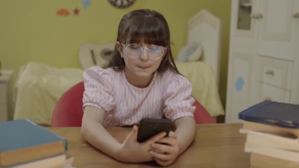Gadis Cantik Kecil Yang Cantik Menggunakan Teknologi Baru Saat Bermain — Stok Video