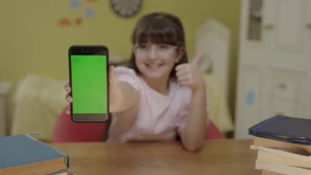 Akıllı Telefonla Çevrimiçi Oyun Oynarken Yeni Teknolojiler Kullanan Güzel Bir — Stok video