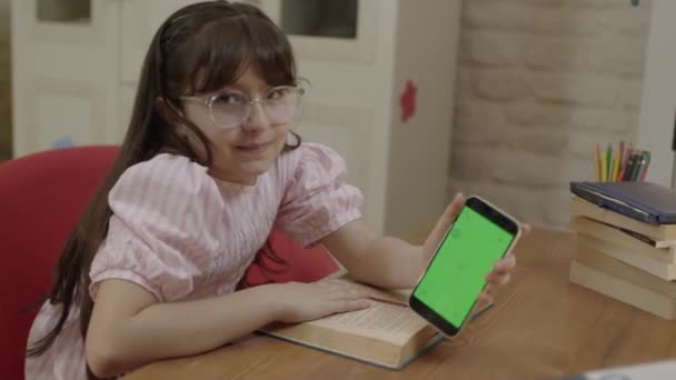 Klein Schattig Mooi Meisje Met Behulp Van Nieuwe Technologie Tijdens — Stockvideo