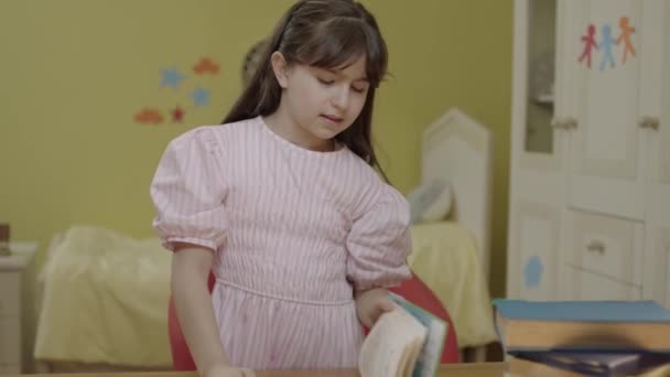 Маленькая Девочка Длинными Волосами Читает Книгу Своей Комнате Милая Маленькая — стоковое видео