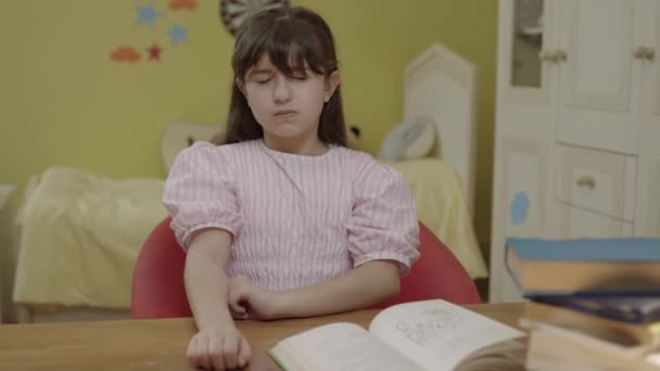 Den Lille Jenta Som Sier Stopp Med Hånden Mot Det – stockvideo