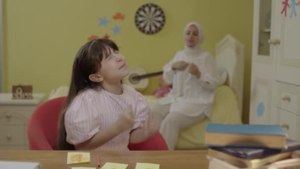 Casa Menina Está Sentada Mesa Listando Para Fazer Pequenos Papéis — Vídeo de Stock