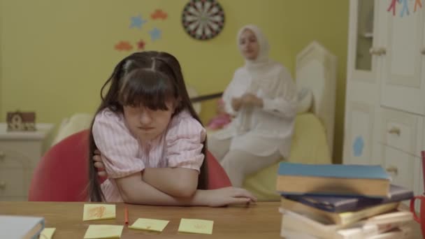 Στο Σπίτι Κοριτσάκι Κάθεται Στο Τραπέζι Κάνοντας Λίστα Μικρά Χρωματιστά — Αρχείο Βίντεο