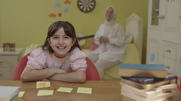 Evde Küçük Bir Kız Masada Oturuyor Küçük Renkli Kağıtlara Yazmak — Stok video