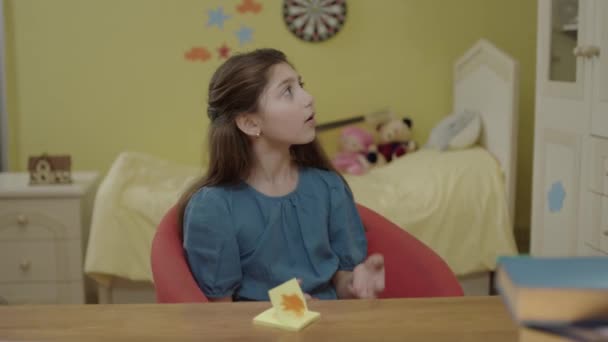 Hause Sitzt Das Kleine Mädchen Tisch Und Spricht Mit Der — Stockvideo
