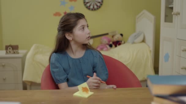 Дома Маленькая Девочка Сидит Столом Разговаривает Пустым Рекламным Местом Справа — стоковое видео