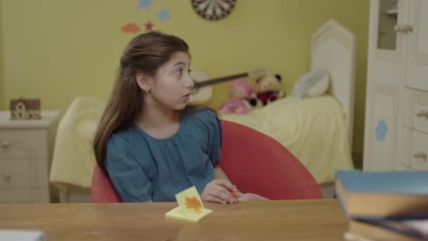 Casa Bambina Tavola Parlare Con Spazio Pubblicitario Vuoto Destra Dello — Video Stock