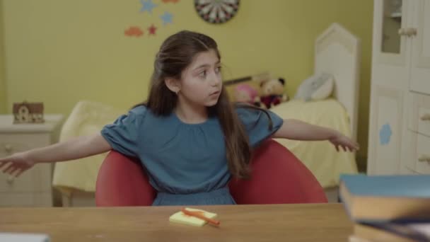 Вдома Маленька Дівчинка Столом Розмовляє Порожнім Рекламним Простором Праворуч Від — стокове відео