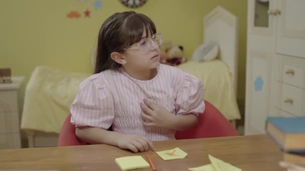 Evde Küçük Kız Masada Ekranın Sağındaki Boş Reklam Yeriyle Konuşuyor — Stok video
